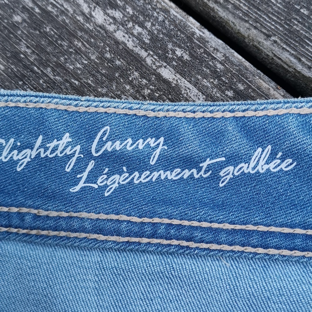DC slightly curvy light denim with distressing. 5 pockets jean shorts.Size 20 - Picture 3 of 7